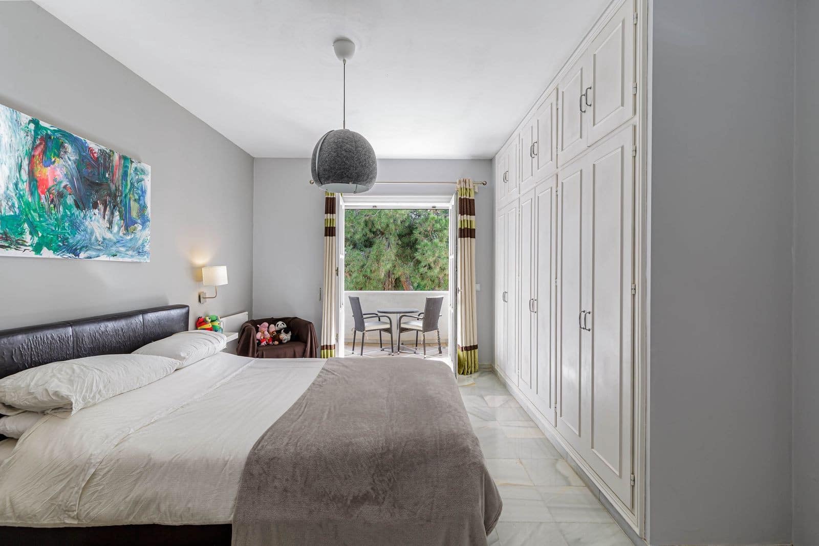 5 bedroom Villa for sale in Benahavis with pool garage - € 1,750,000 (Ref: 8961703)