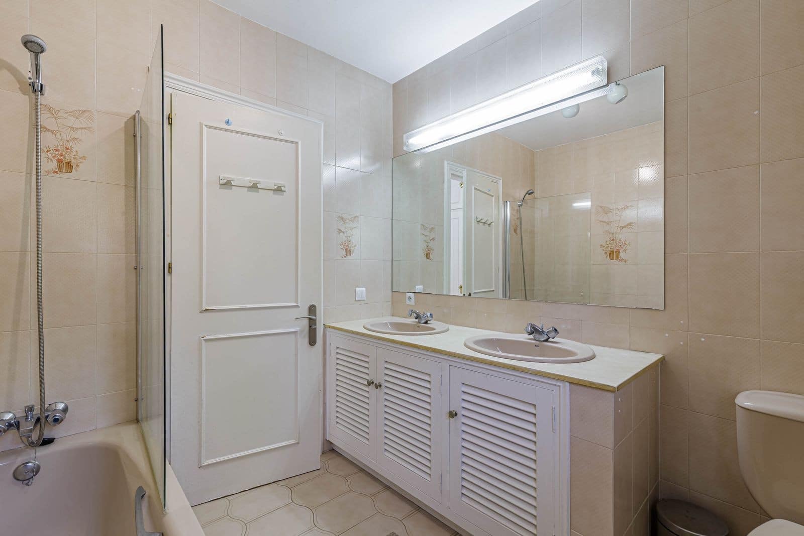 5 bedroom Villa for sale in Benahavis with pool garage - € 1,750,000 (Ref: 8961703)