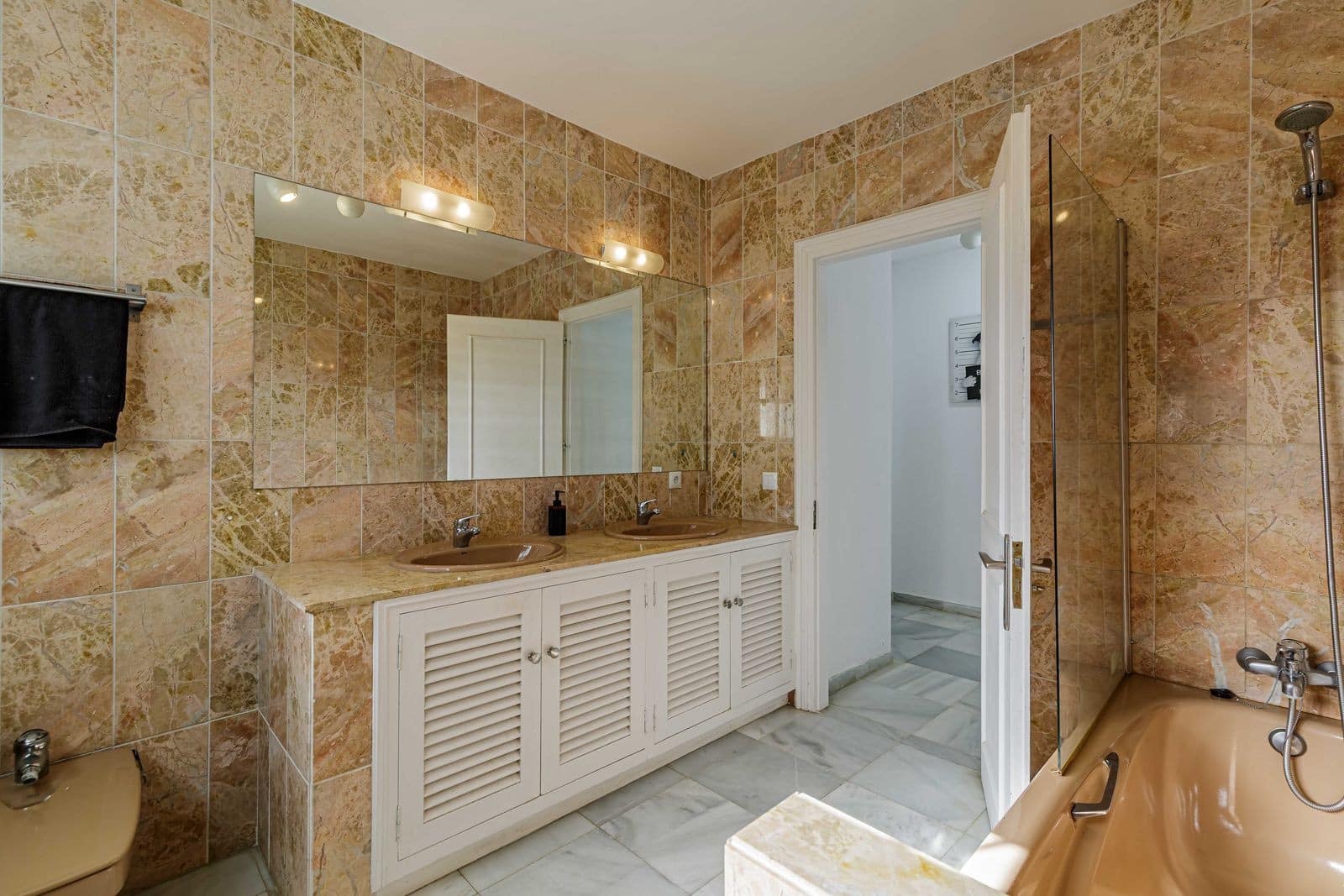 5 Zimmer Villa zu verkaufen in Benahavis mit Pool Garage - 1.750.000 € (Ref: 8961703)