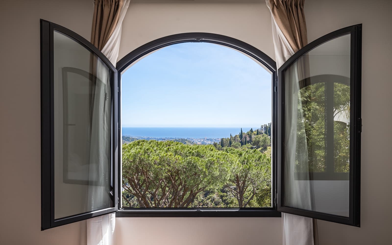 5 bedroom Villa for sale in Benahavis with pool garage - € 4,295,000 (Ref: 8970482)