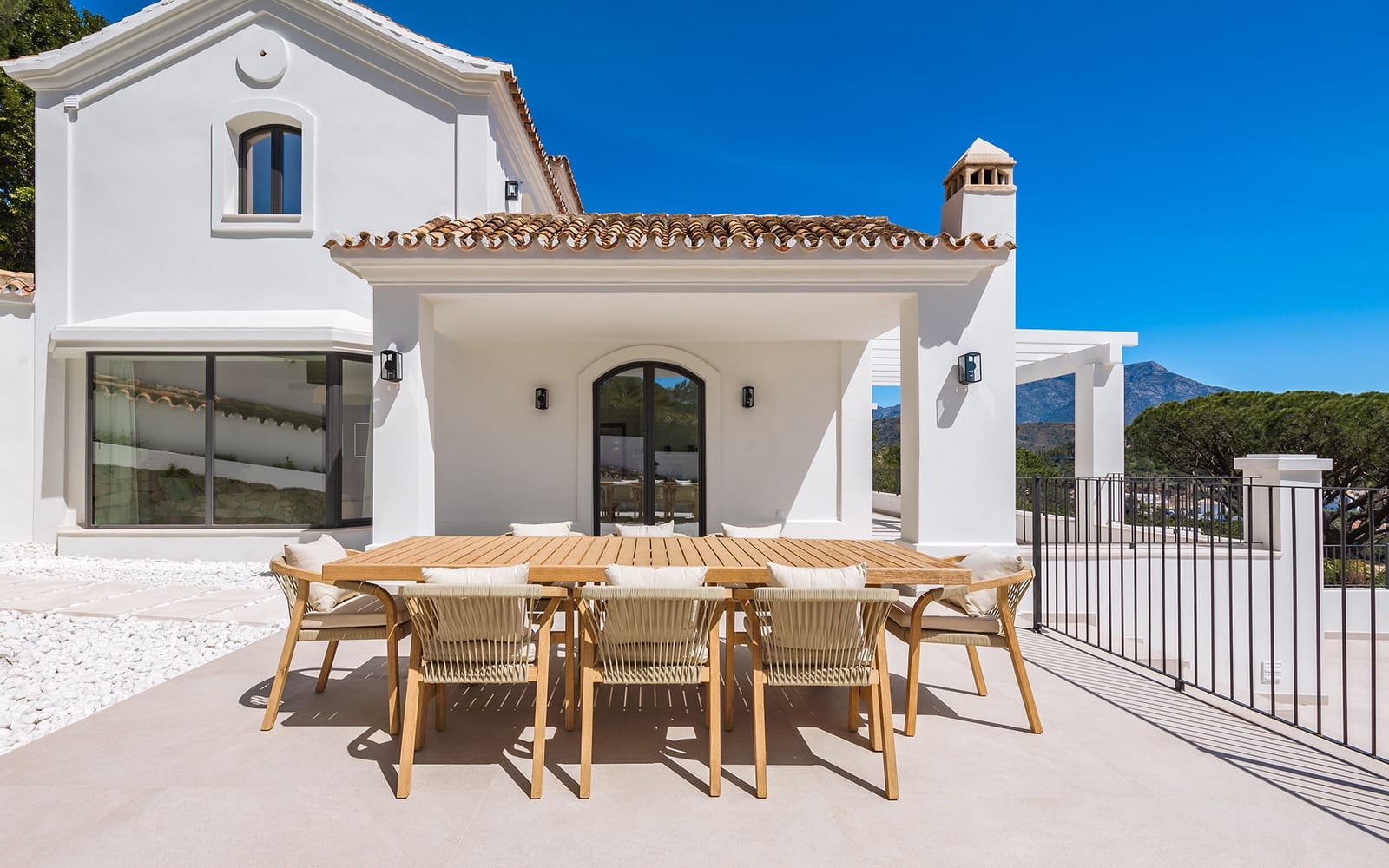 5 bedroom Villa for sale in Benahavis with pool garage - € 4,295,000 (Ref: 8970482)
