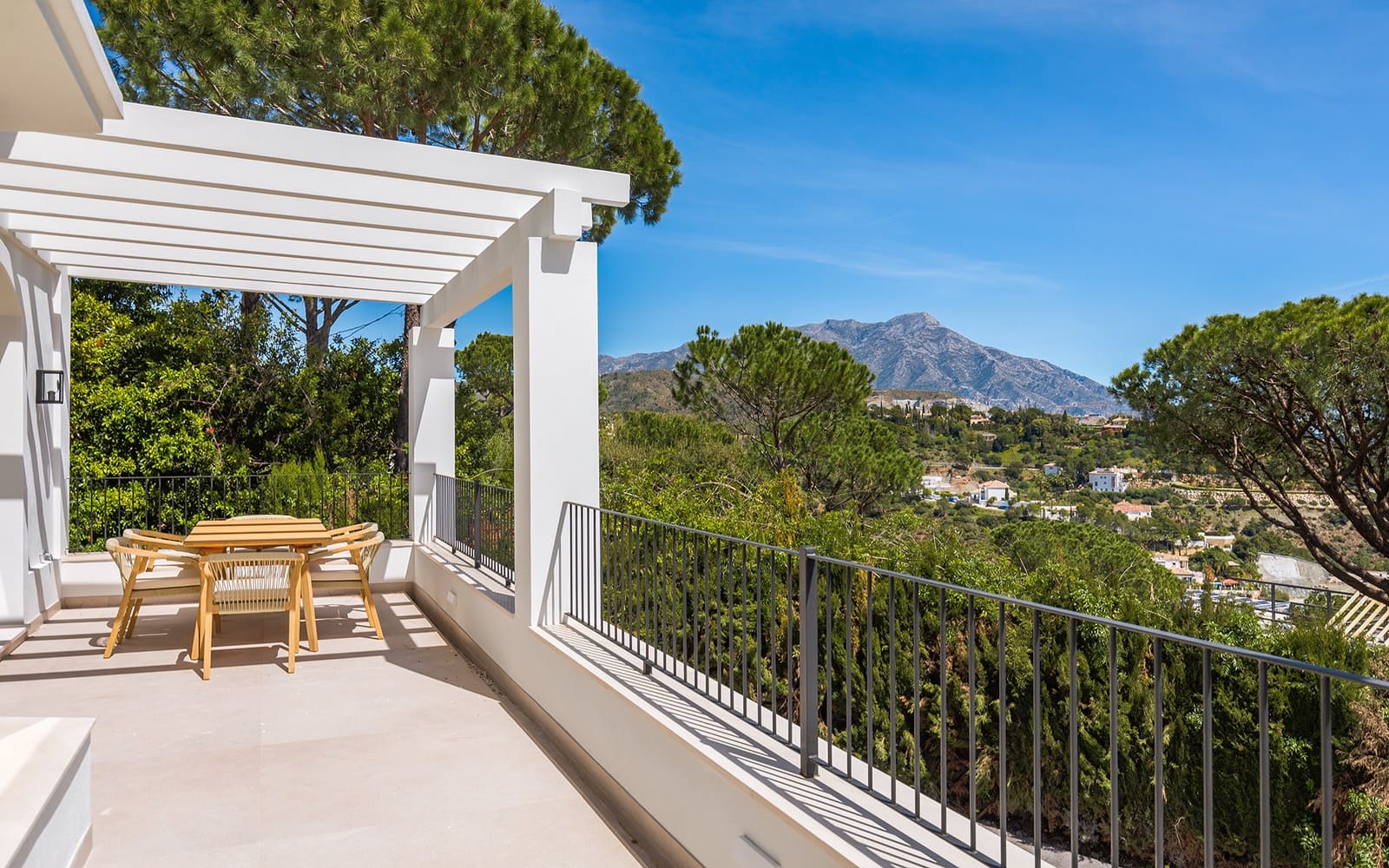 5 bedroom Villa for sale in Benahavis with pool garage - € 4,295,000 (Ref: 8970482)