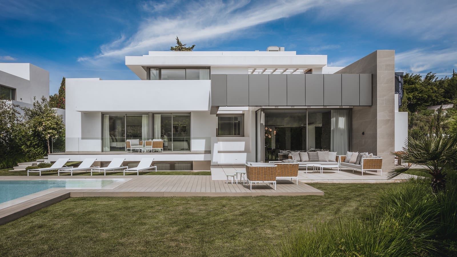 4 bedroom Villa for sale in Marbella with pool garage - € 2,450,000 (Ref: 8972607)