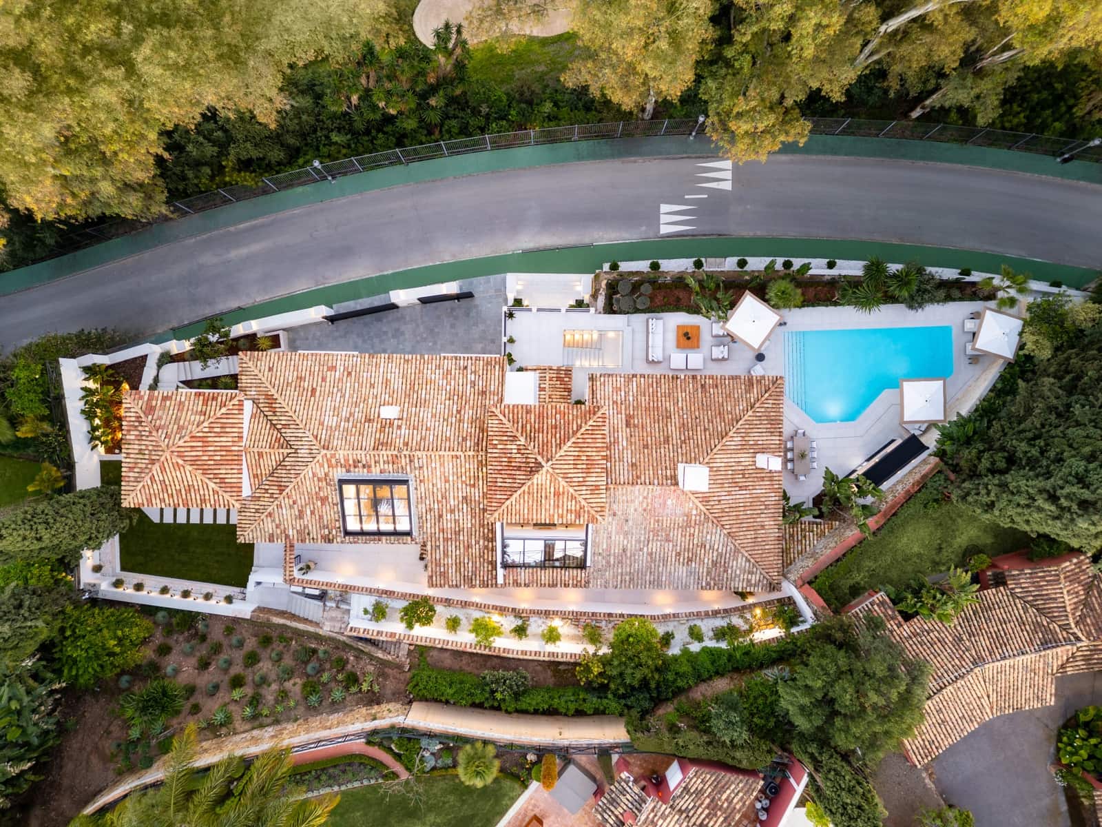 5 bedroom Villa for sale in Benahavis with pool garage - € 6,495,000 (Ref: 8982443)