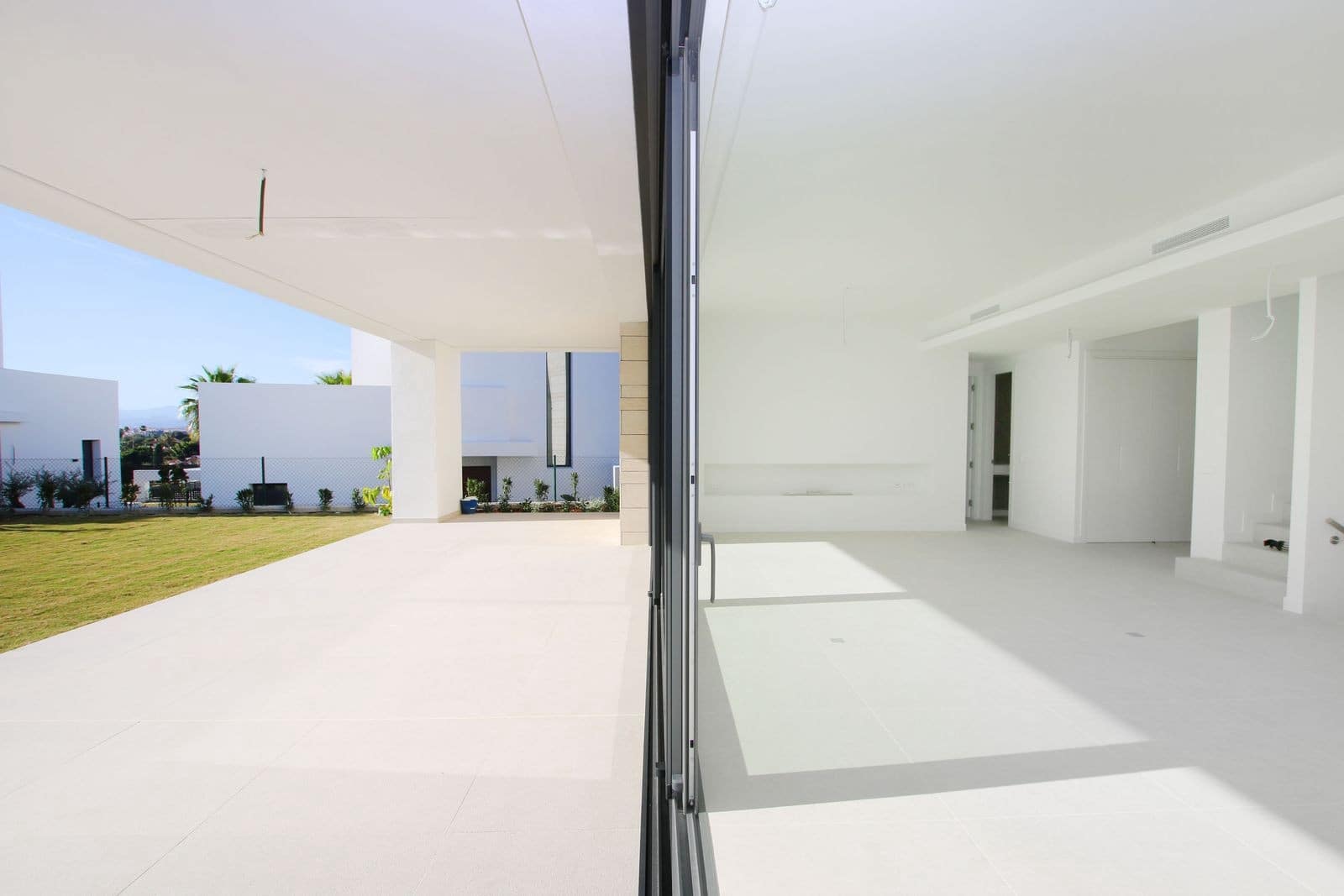 4 bedroom Villa for sale in Marbella with pool garage - € 2,300,000 (Ref: 9001113)