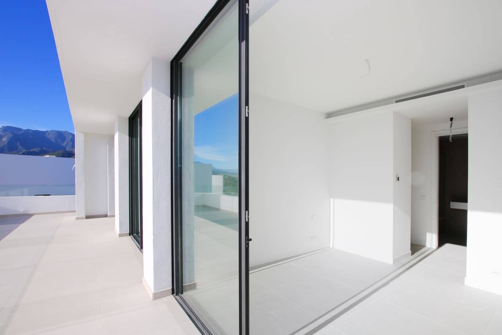 4 bedroom Villa for sale in Marbella with pool garage - € 2,300,000 (Ref: 9001113)