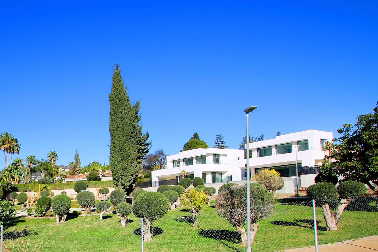 4 bedroom Villa for sale in Marbella with pool garage - € 2,300,000 (Ref: 9001113)