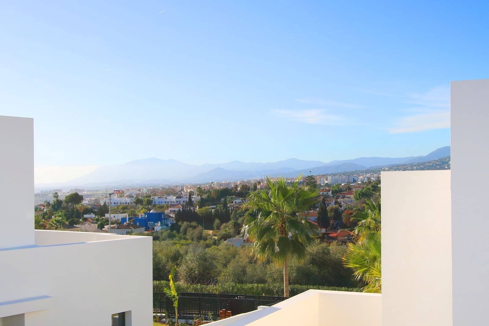 4 bedroom Villa for sale in Marbella with pool garage - € 2,300,000 (Ref: 9001113)