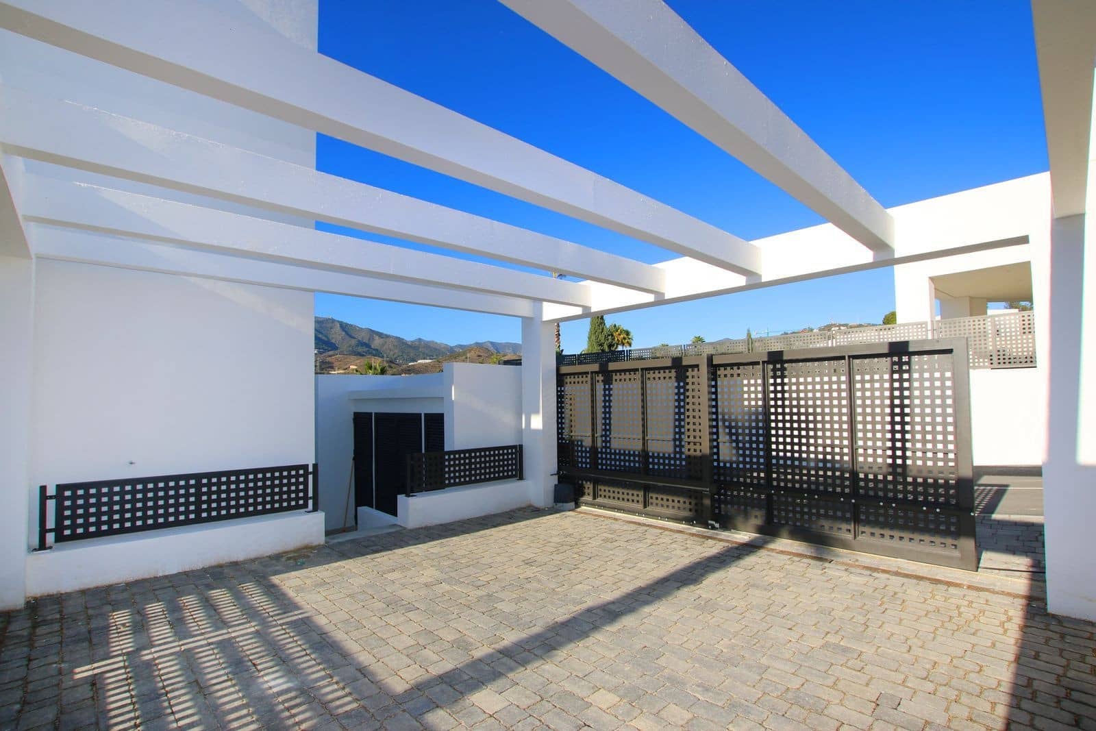 4 bedroom Villa for sale in Marbella with pool garage - € 2,300,000 (Ref: 9001113)