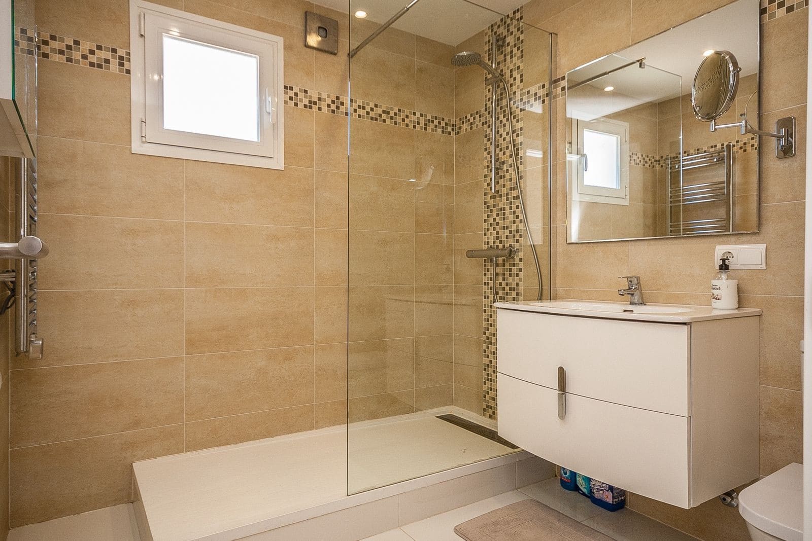 Chalet de 6 habitaciones en Estepona en venta con piscina - 1.995.000 € (Ref: 9001118)