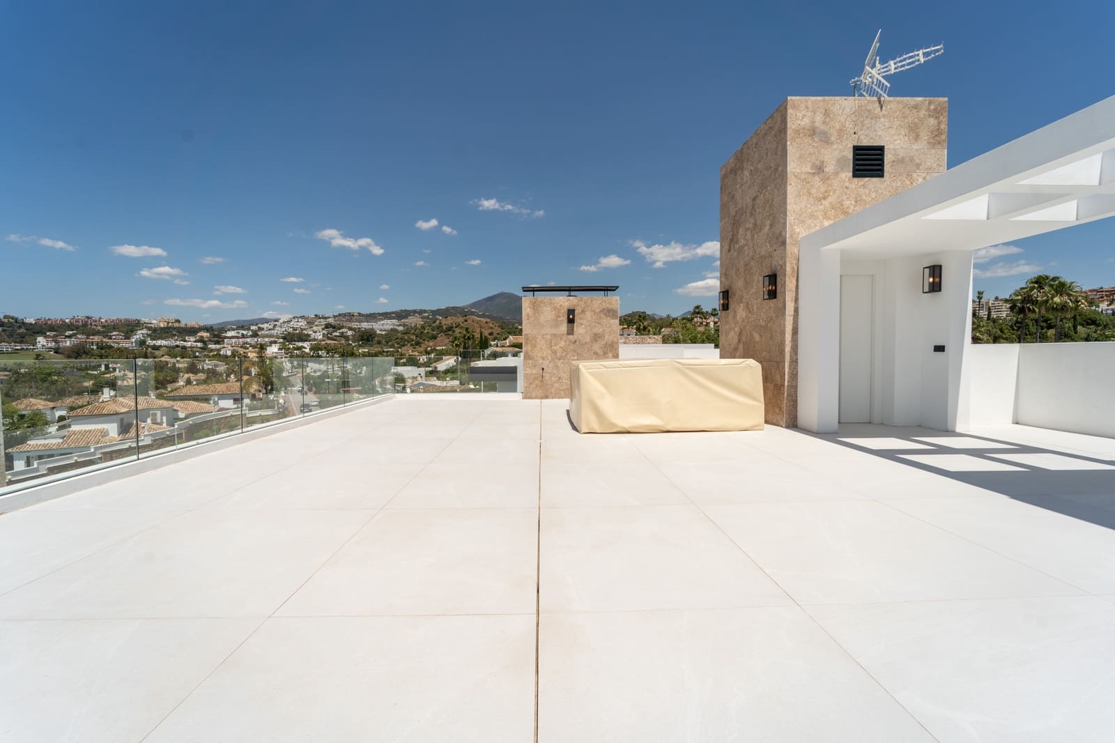 5 sovrum Villa till salu i Nueva Andalucia med pool garage - 4 700 000 € (Ref: 9005015)