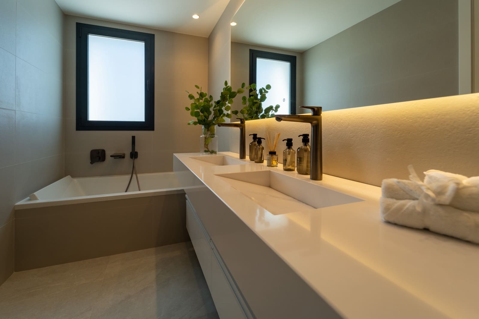 3 bedroom Apartment for sale in Marbella with pool garage - € 1,595,000 (Ref: 9042400)