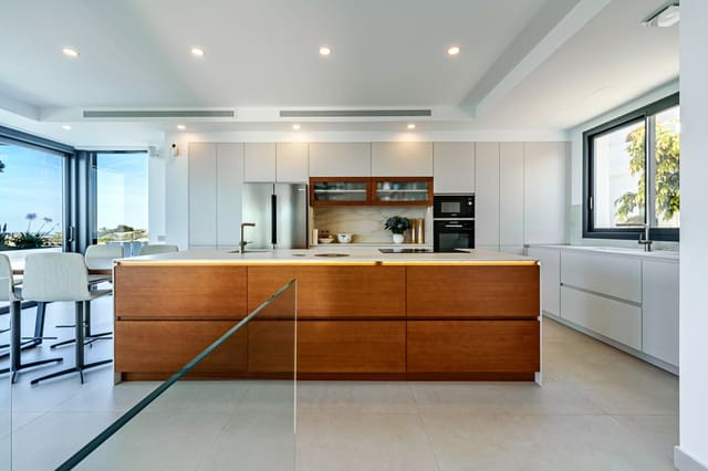 Chalet de 4 habitaciones en Benalmadena Costa, Benalmádena en venta con piscina garaje - 2.600.000 € (Ref: 9100818)