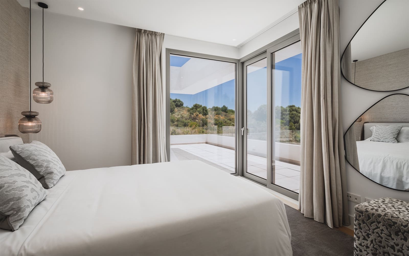 4 bedroom Villa for sale in Marbella with pool garage - € 2,450,000 (Ref: 9134549)