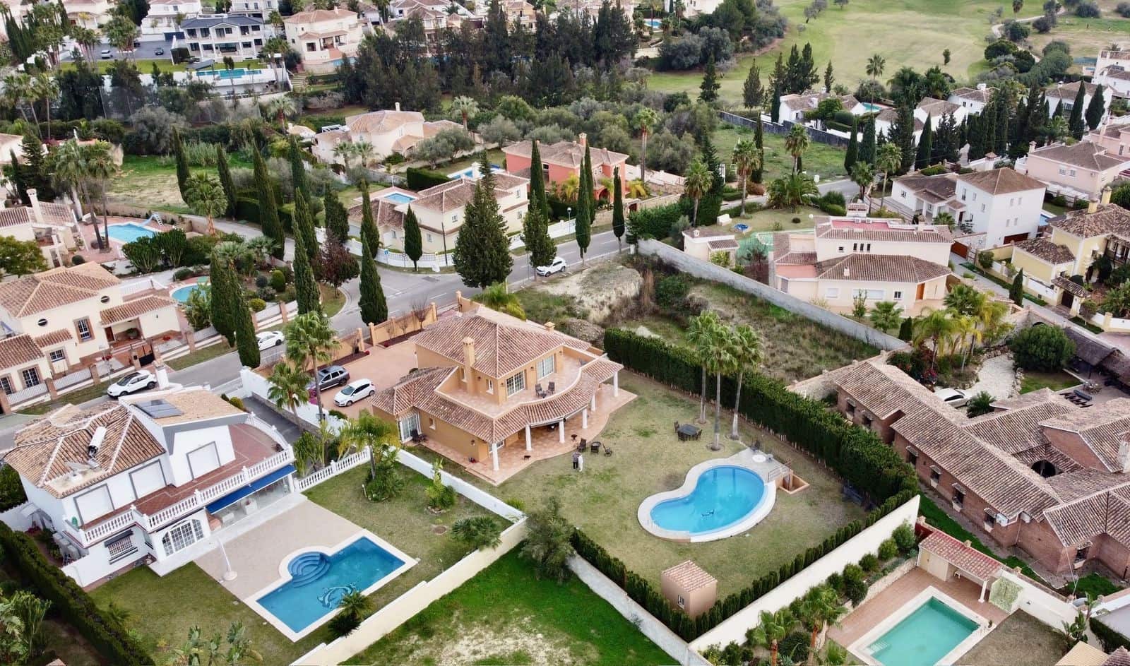 4 bedroom Villa for sale in Mijas Costa with pool garage - € 1,600,000 (Ref: 9145616)