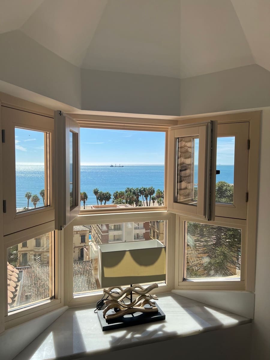 2 soverom Penthouse til salgs i Malaga by med svømmebasseng garasje - € 1 590 000 (Ref: 9147276)