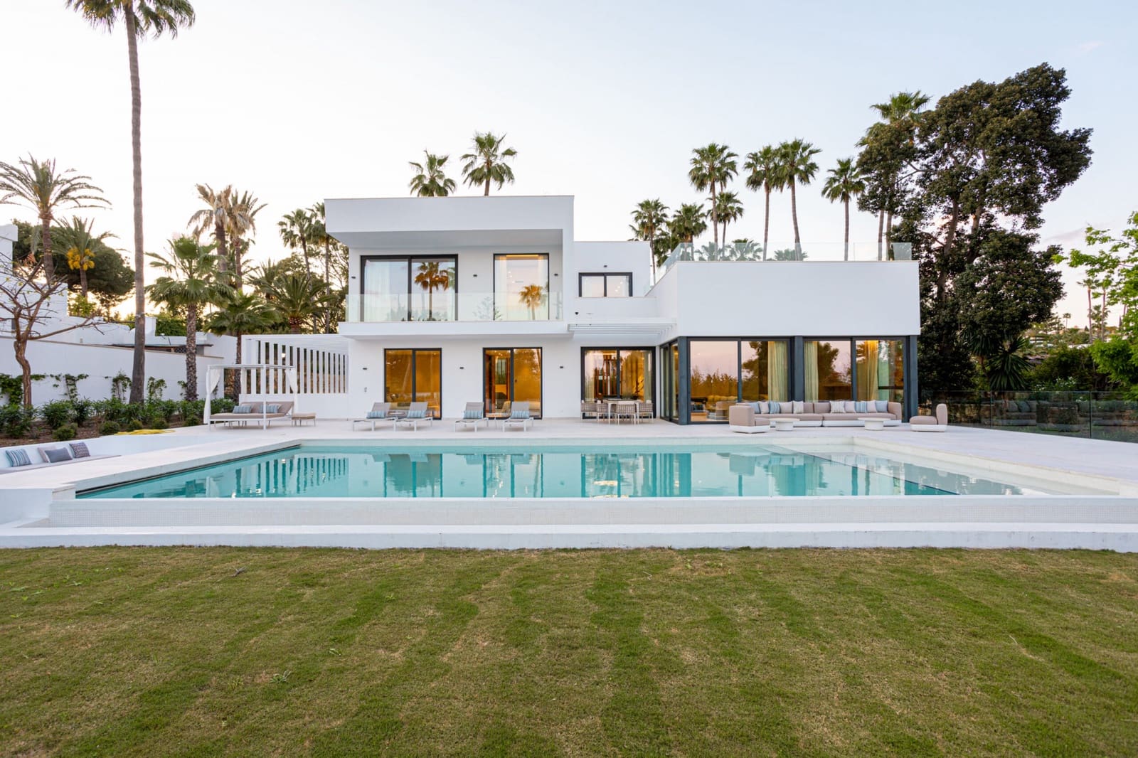 4 bedroom Villa for sale in Estepona - € 3,850,000 (Ref: 9159545)
