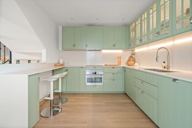 4 makuuhuone Omakotitalo myytävänä paikassa San Pedro de Alcantara, Marbella mukana 
autotalli - 1 195 000 € (Ref: 9159557)