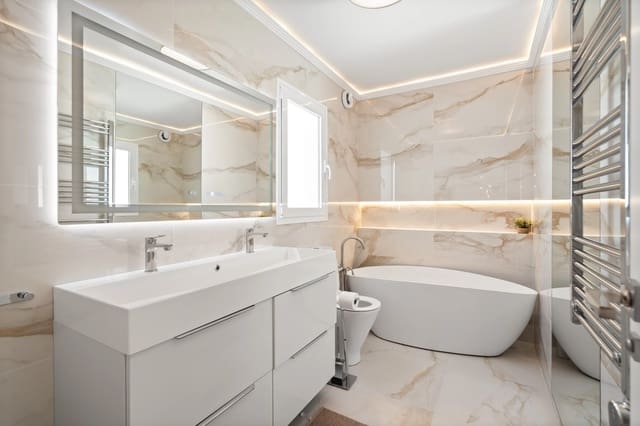 4 makuuhuone Omakotitalo myytävänä paikassa San Pedro de Alcantara, Marbella mukana 
autotalli - 1 195 000 € (Ref: 9159557)