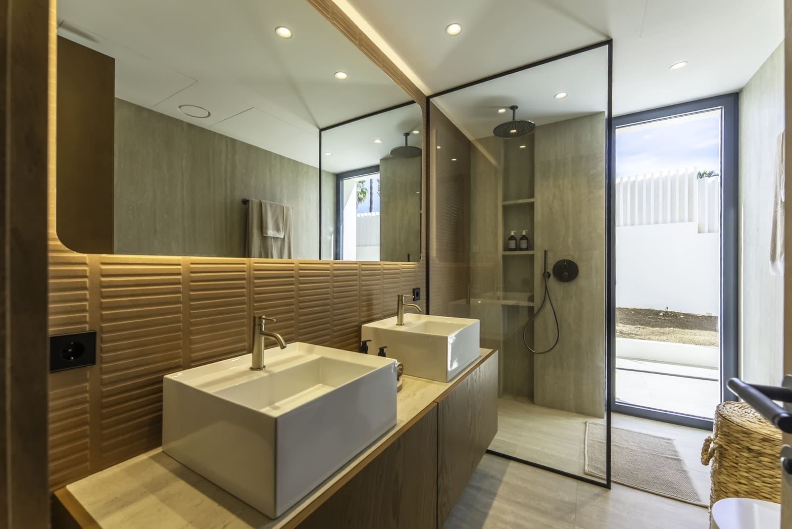 6 bedroom Villa for sale in Marbella with pool garage - € 3,975,000 (Ref: 9177732)