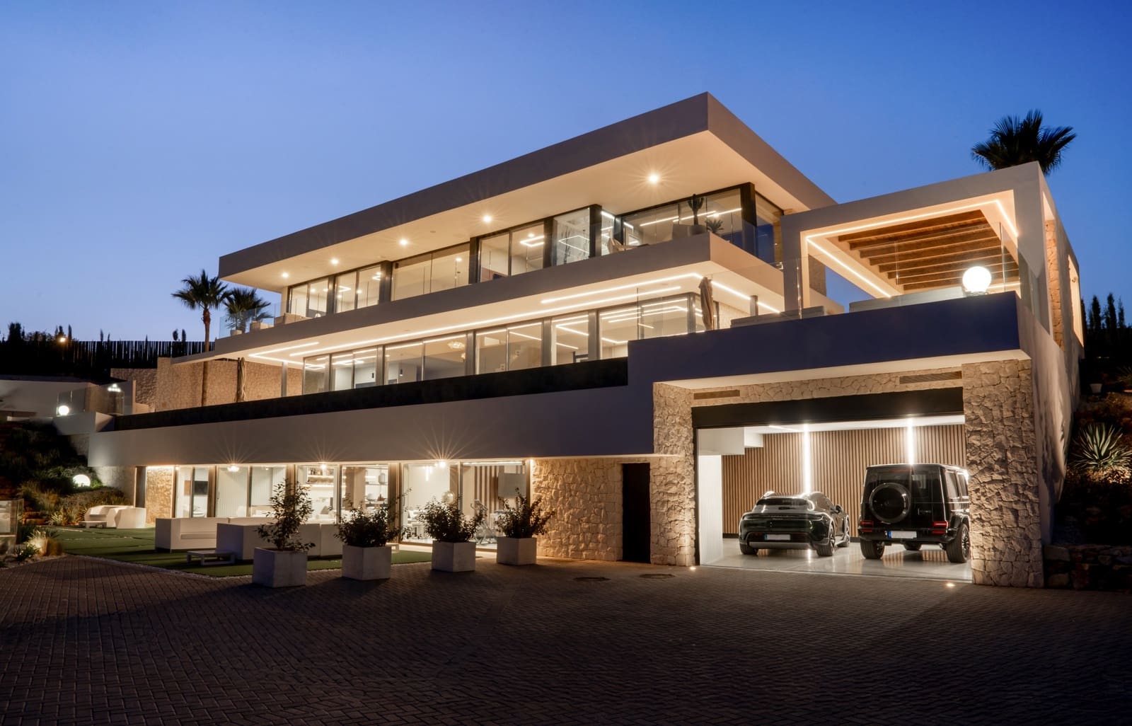 4 bedroom Villa for sale in Benahavis with pool garage - € 7,995,000 (Ref: 9181108)