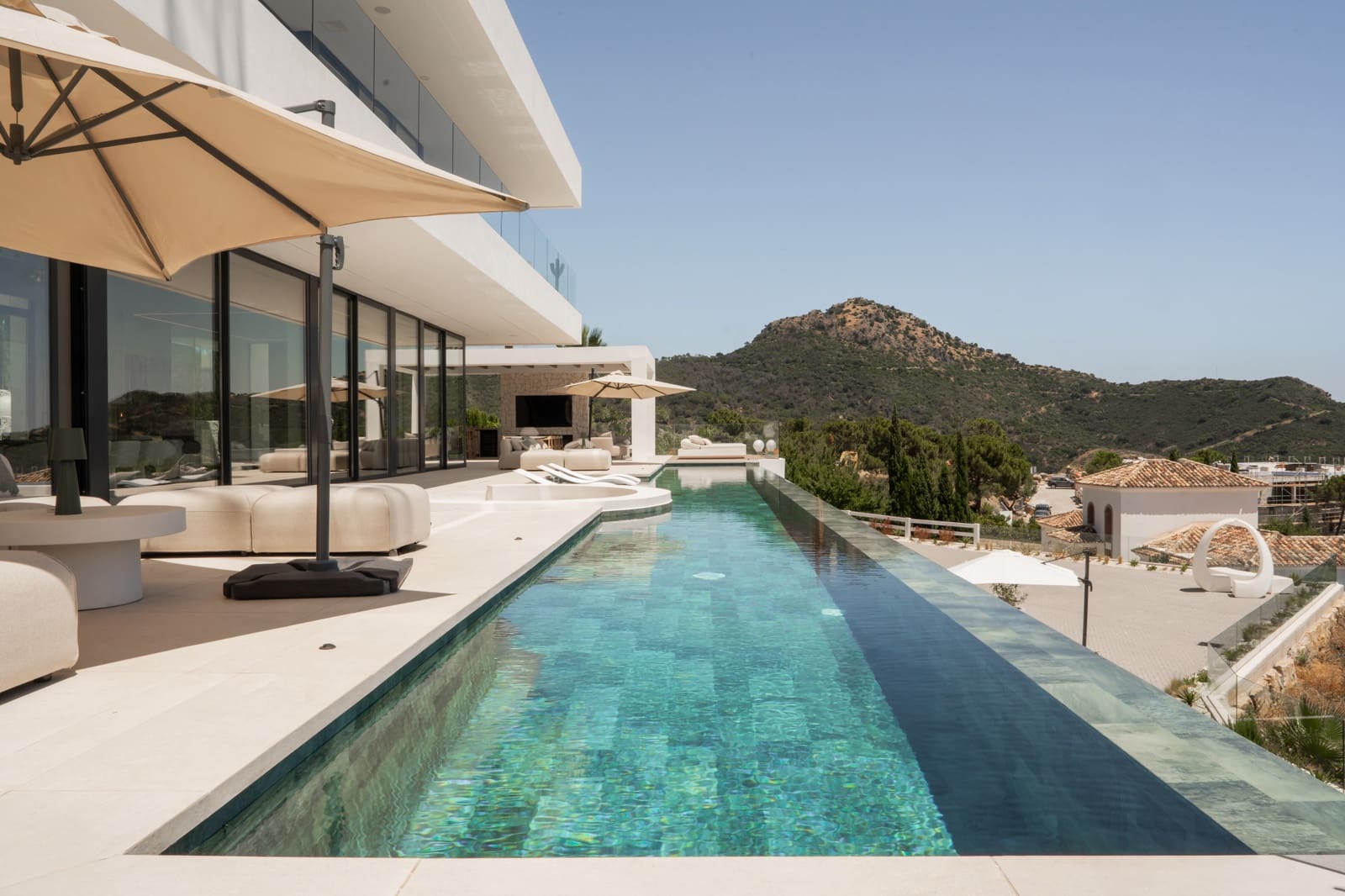 4 bedroom Villa for sale in Benahavis with pool garage - € 7,995,000 (Ref: 9181108)