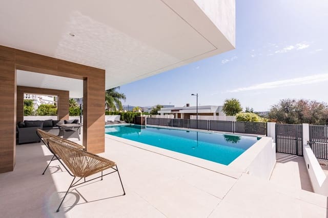 3 bedroom Villa for sale in Estepona with pool garage - € 1,395,000 (Ref: 9193879)