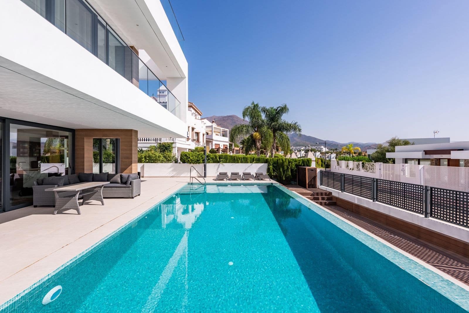 3 soverom Villa til salgs i Estepona med svømmebasseng garasje - € 1 395 000 (Ref: 9193879)