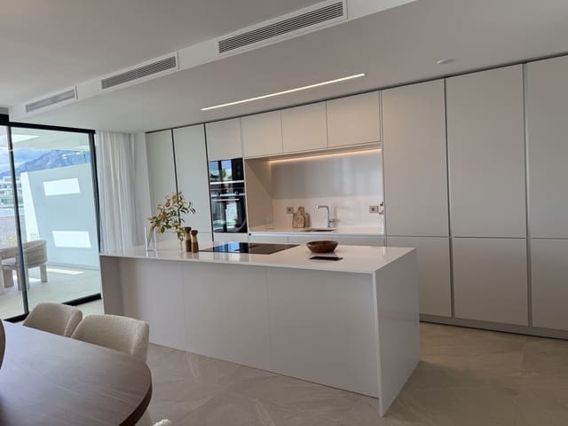 Pareado de 4 habitaciones en Marbella en venta con piscina garaje - 1.911.000 € (Ref: 9193883)