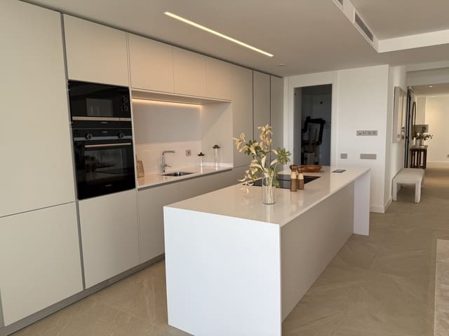 Pareado de 4 habitaciones en Marbella en venta con piscina garaje - 1.911.000 € (Ref: 9193883)