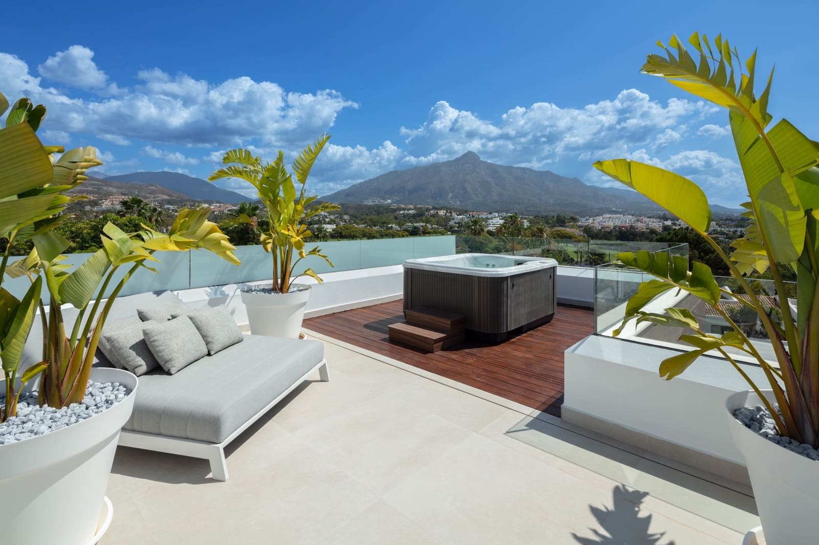 Villa for sale in Marbella - € 4,990,000 (Ref: 9236524)