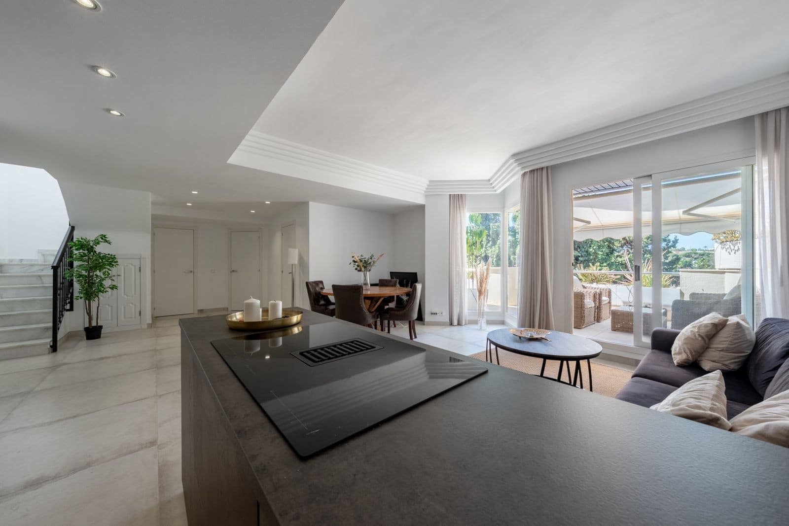 3 sypialnia Penthouse na sprzedaż w Nueva Andalucia z basenem garażem - 1 195 000 € (Ref: 9257163)