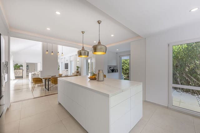 Chalet de 5 habitaciones en Sotogrande, San Roque en venta con piscina - 1.795.000 € (Ref: 9257176)