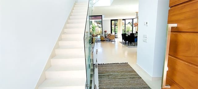 5 sovrum Semi-fristående Villa till salu i Marbella med pool garage - 1 695 000 € (Ref: 9272450)