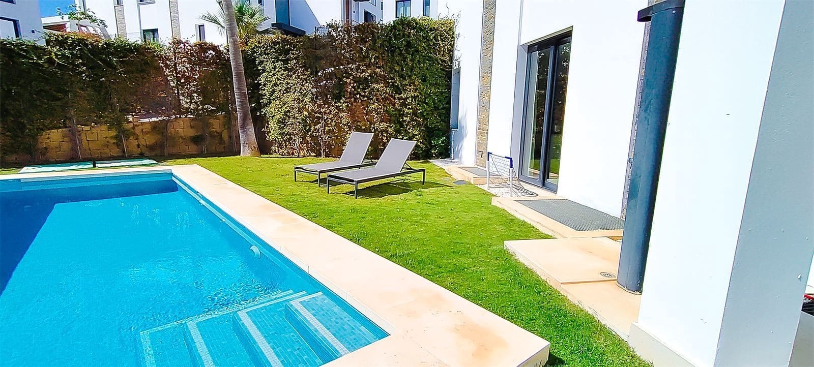 5 soveværelse Semi-Rækkehus til salg i Marbella med swimmingpool garage - € 1.695.000 (Ref: 9272450)