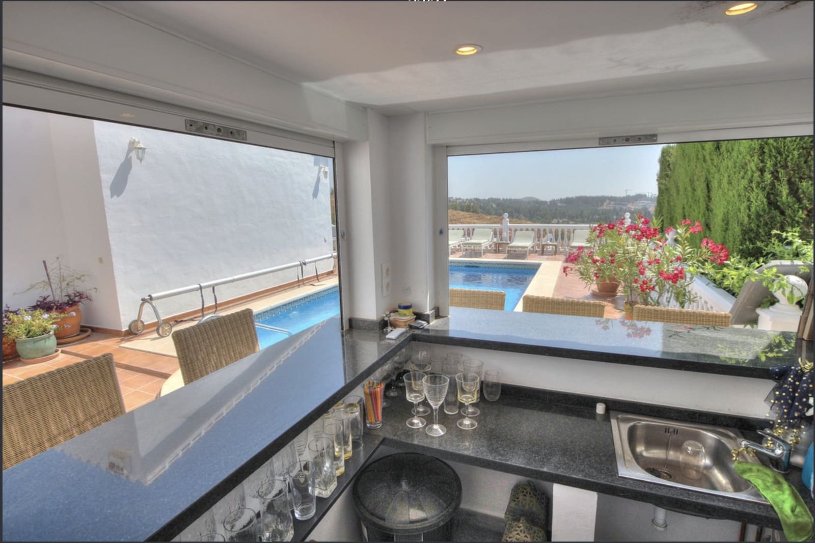 4 bedroom Villa for sale in La Cala de Mijas with pool garage - € 995,000 (Ref: 9297406)