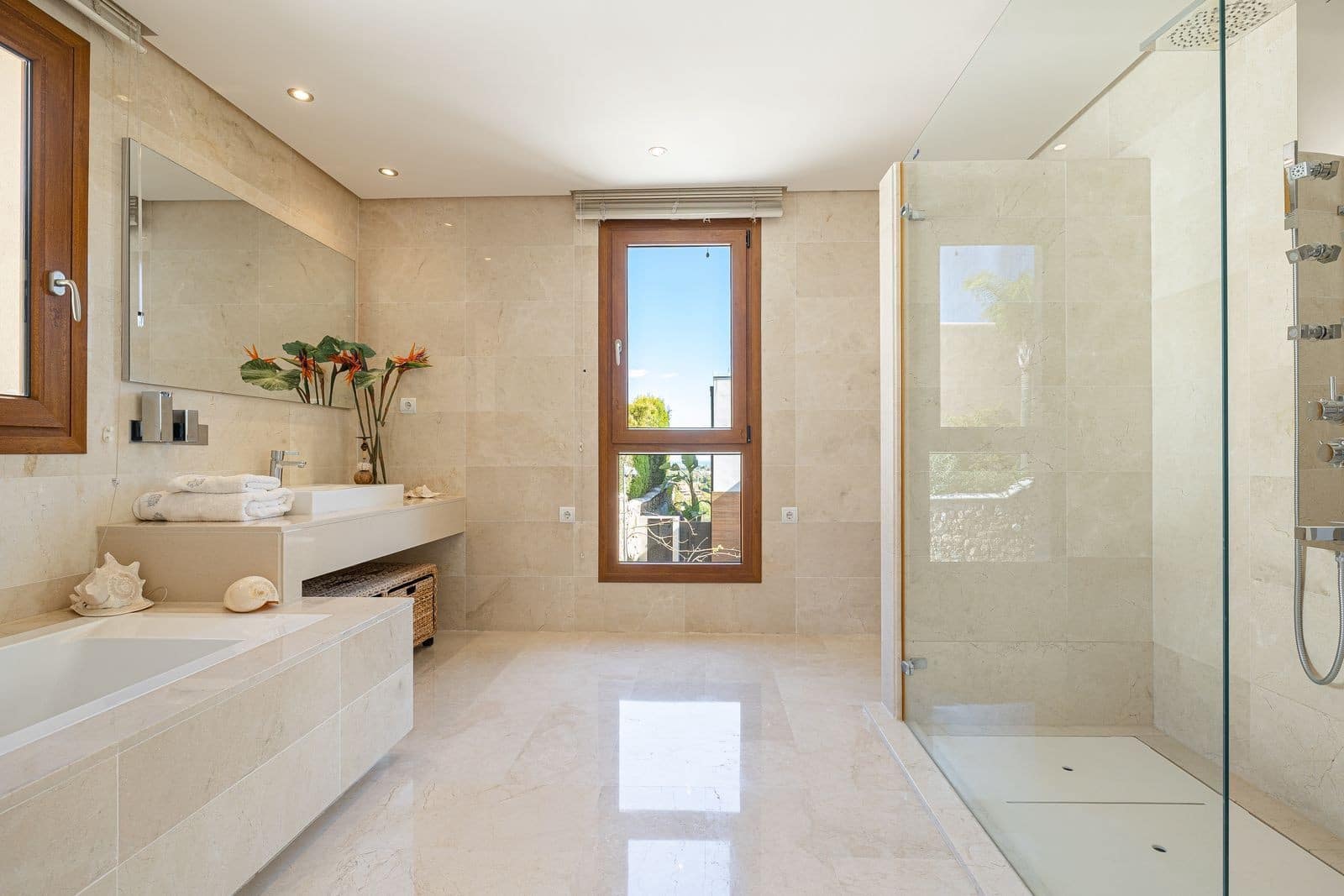 5 bedroom Villa for sale in Benahavis with pool garage - € 2,450,000 (Ref: 9341064)