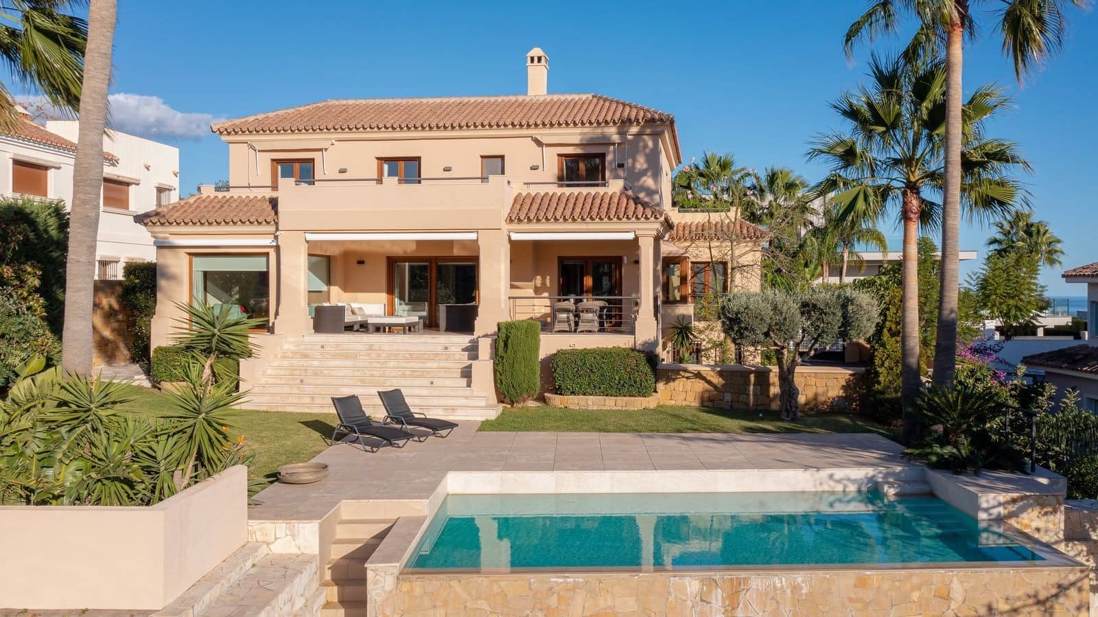 5 bedroom Villa for sale in Benahavis with pool garage - € 2,450,000 (Ref: 9341064)