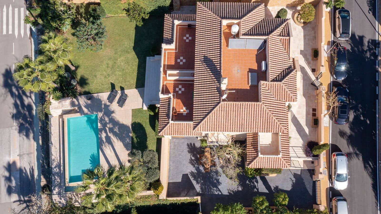 5 bedroom Villa for sale in Benahavis with pool garage - € 2,450,000 (Ref: 9341064)