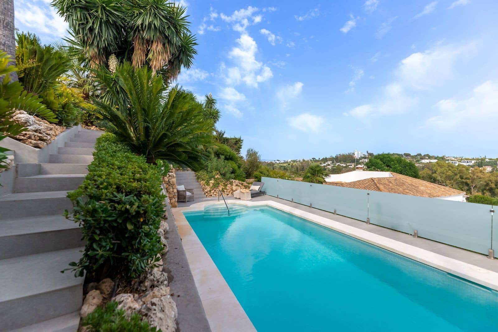 4 soverom Villa til salgs i El Paraiso med svømmebasseng garasje - € 2 890 000 (Ref: 9341065)