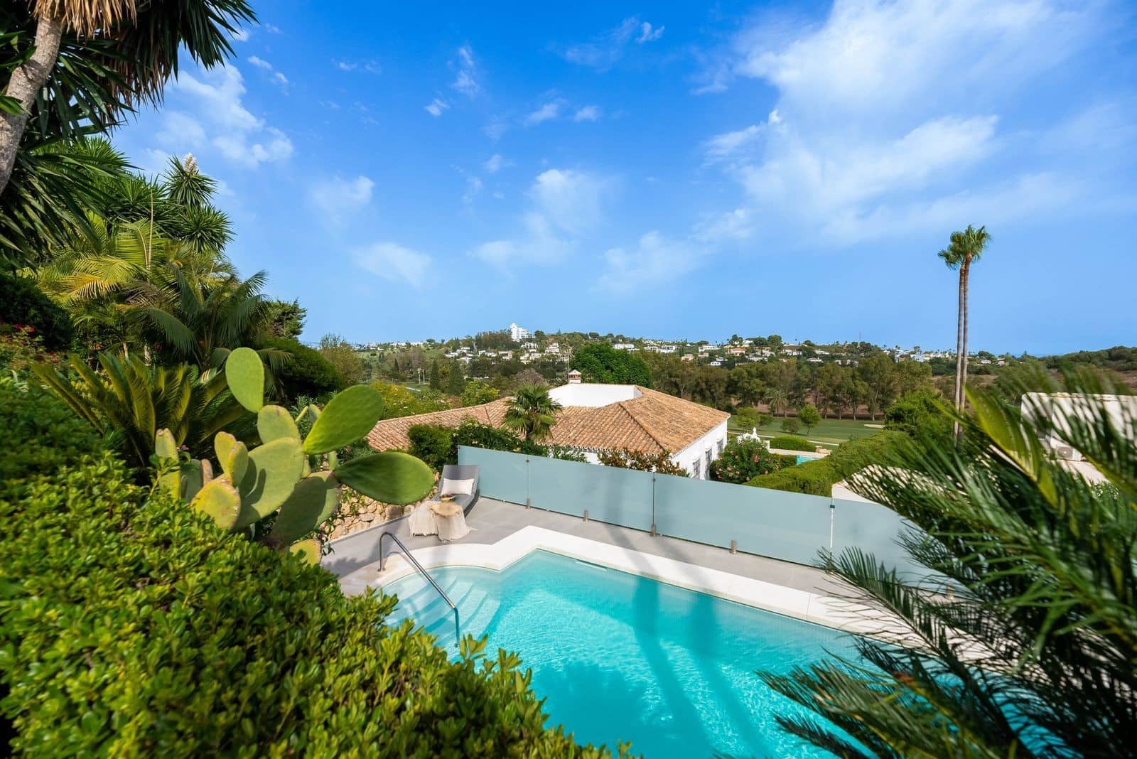 4 soverom Villa til salgs i El Paraiso med svømmebasseng garasje - € 2 890 000 (Ref: 9341065)