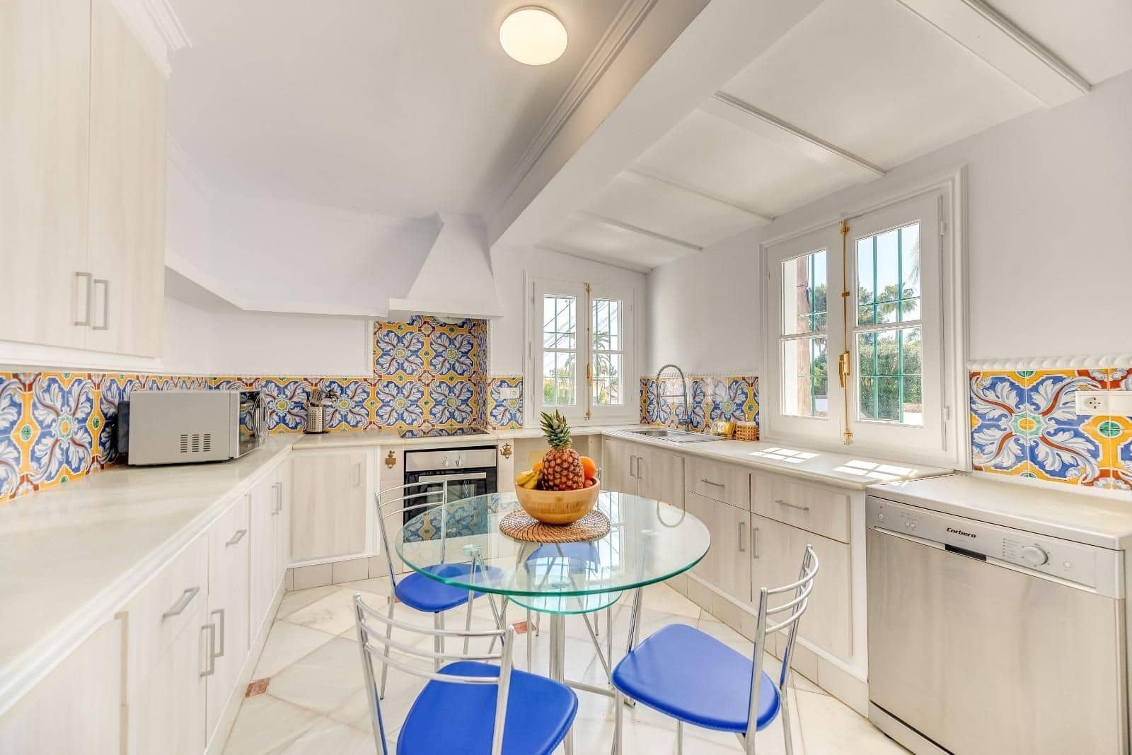 5 sovrum Villa till salu i Nueva Andalucia med pool garage - 1 690 000 € (Ref: 9341066)