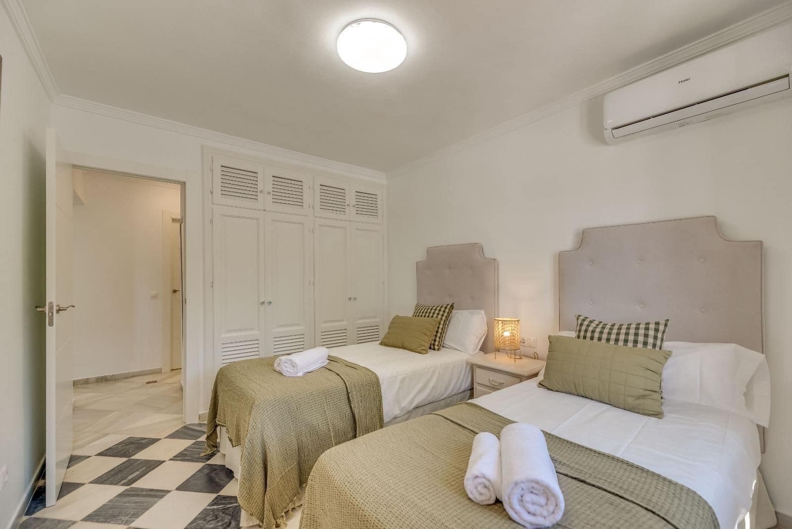 5 bedroom Villa for sale in Nueva Andalucia with pool garage - € 1,300,000 (Ref: 9341066)