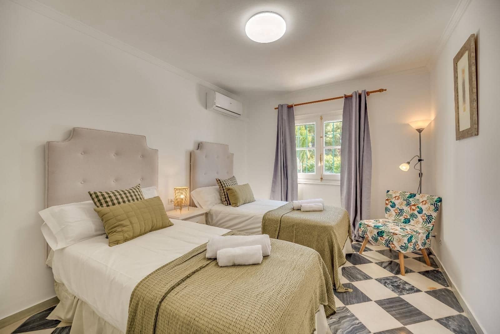 5 bedroom Villa for sale in Nueva Andalucia with pool garage - € 1,300,000 (Ref: 9341066)