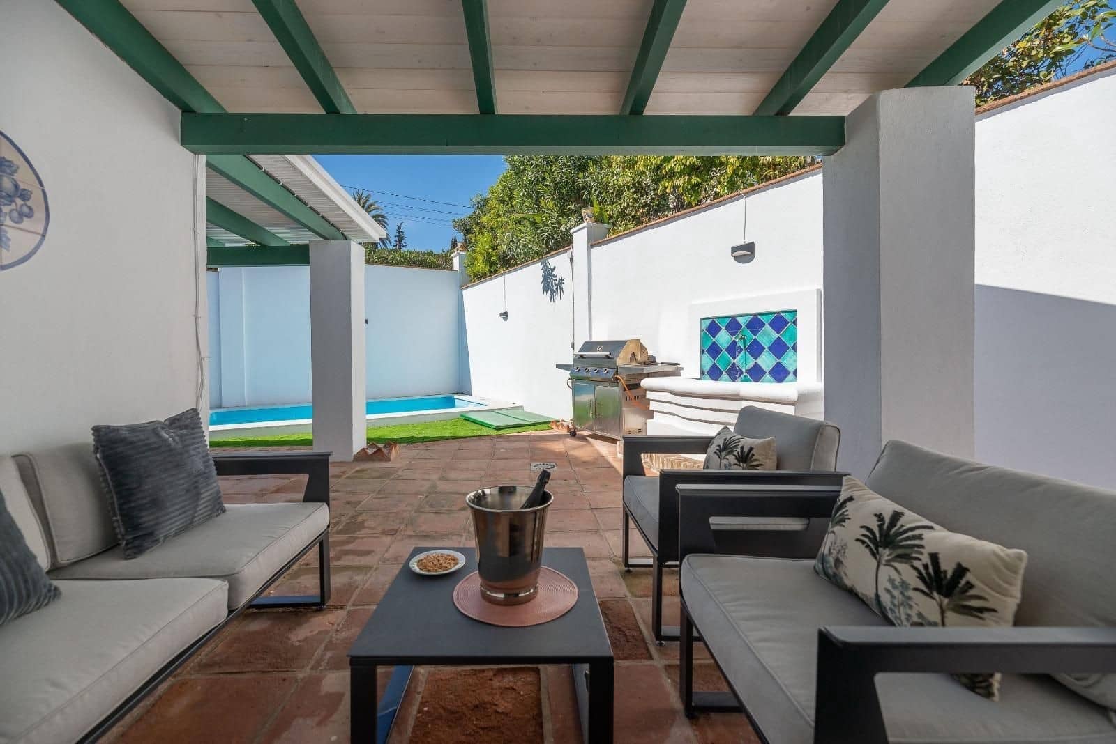 5 bedroom Villa for sale in Nueva Andalucia with pool garage - € 1,300,000 (Ref: 9341066)