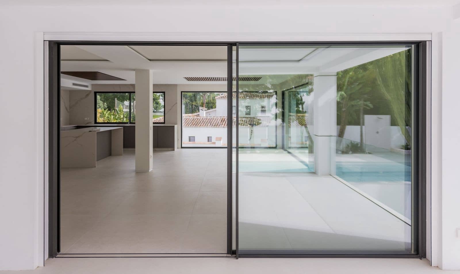 6 bedroom Villa for sale in Guadalmina with pool garage - € 2,995,000 (Ref: 9341069)