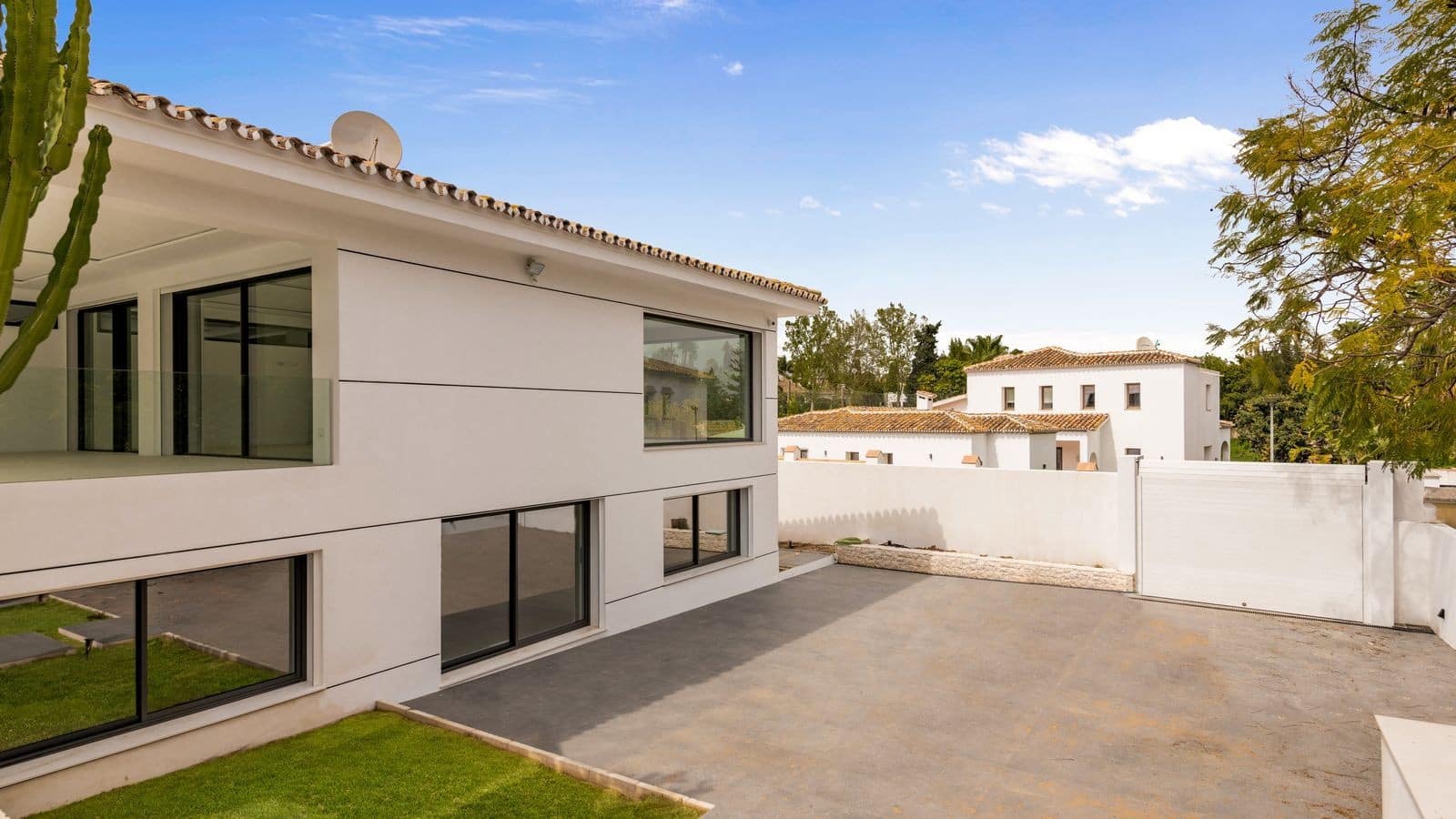 6 bedroom Villa for sale in Guadalmina with pool garage - € 2,995,000 (Ref: 9341069)