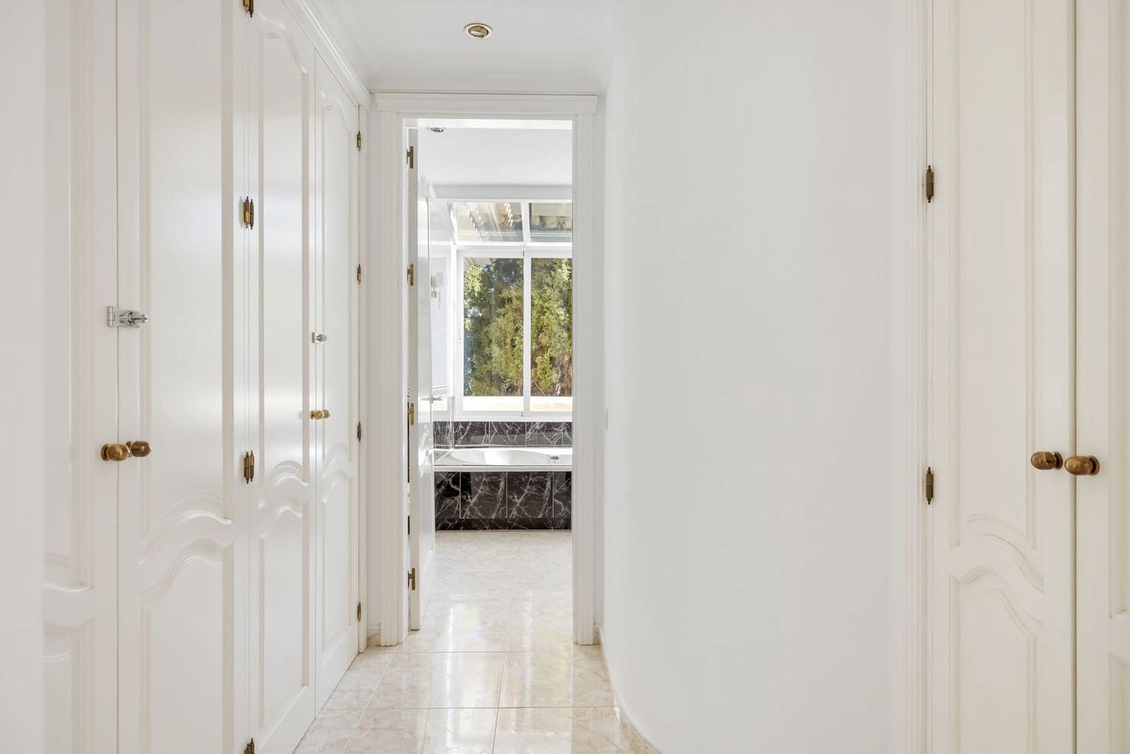 5 sypialnia Willa na sprzedaż w Marbella z basenem garażem - 1 995 000 € (Ref: 9347034)