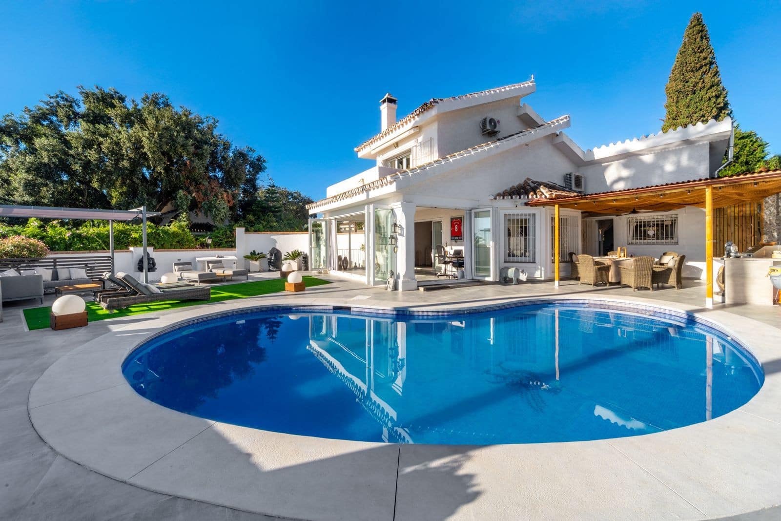 3 soveværelse Villa til salg i Calahonda med swimmingpool garage - € 995.000 (Ref: 9355609)