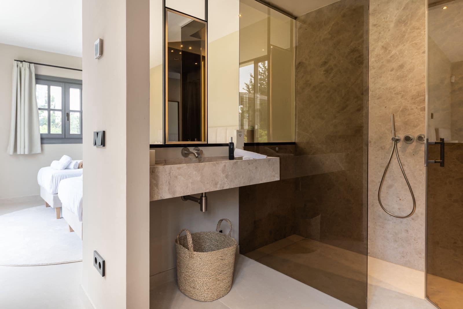 5 bedroom Villa for sale in Benahavis with pool garage - € 3,495,000 (Ref: 9355610)